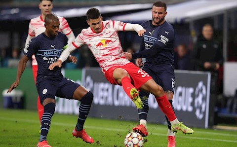 Kyle Walker nhận thẻ đỏ trước Leipzig với pha đốn củi thô thiển