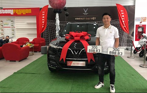 Trung vệ Bùi Tiến Dũng sắm xe hơi Vinfast tiền tỷ với biển số phát tài
