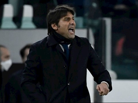 HLV Conte giơ ngón tay thối về phía sếp cũ tại Juventus