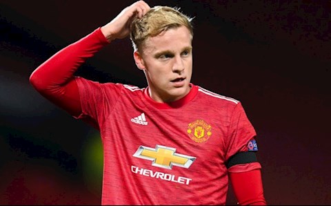 Các cầu thủ MU không tin tưởng Donny van de Beek