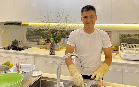 Công Vinh sắm vai chồng đảm trong ngày 30 Tết