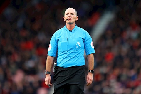 Tiết lộ động trời của trọng tài Mike Dean về những trò vui khi còn cầm còi