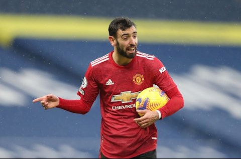 NÓNG: Bruno đấu khẩu với HLV Solskjaer ngay trên sân