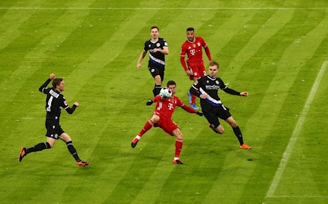 Hàng thủ như mơ ngủ, Bayern Munich suýt tử nạn trước ứng viên xuống hạng