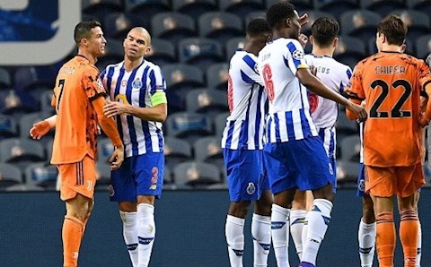 Không nể nang Ronaldo, đồ tể Pepe nện cả sao Juventus