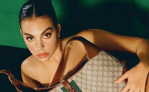 Bạn gái Ronaldo cởi hết, lấy túi che thân