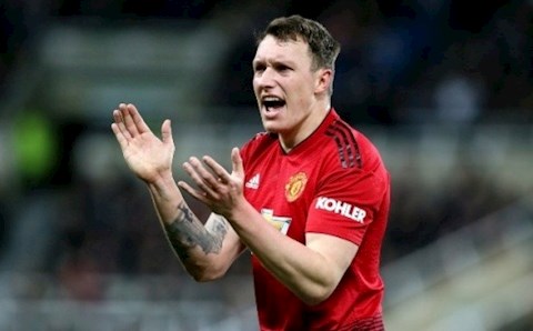 HLV Solskjaer đánh giá cao Phil Jones, nhưng...