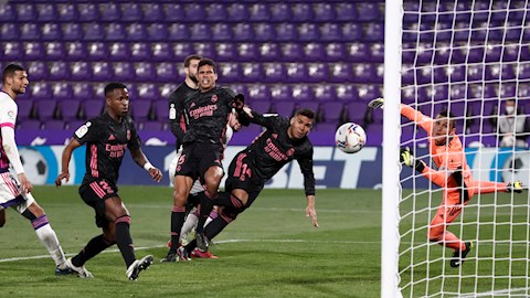 Thắng nhọc Valladolid, Real Madrid thu hẹp cách biệt với ngôi đầu