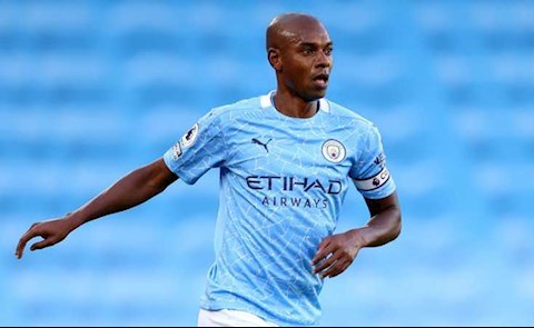 Fernandinho phủ nhận việc được mời làm HLV tại Man City