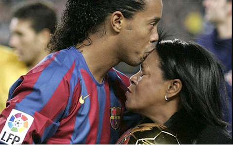 Vì lý do này, Ronaldinho không thể dự đám tang của mẹ