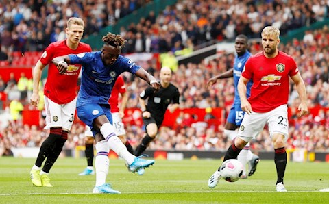 Chelsea hòa MU 2-2, Arsenal thắng Leicester 3-1