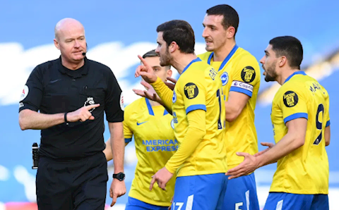 Trọng tài NHA gây bão khi từ chối 1 bàn thắng của Brighton... 2 lần