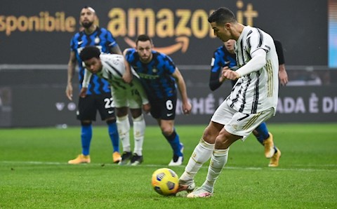 Cristiano Ronaldo ghi bàn, con trai ăn mừng cuồng nhiệt