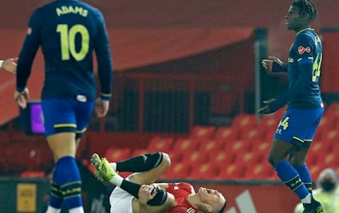 Thua kỷ lục MU, HLV Southampton đổ lỗi cho tấm thẻ đỏ ngu ngốc