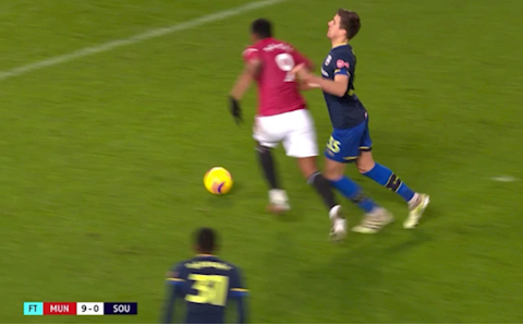 Anthony Martial bất ngờ khi trọng tài cho MU được hưởng 11m