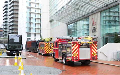 NÓNG: Lính cứu hoả xuất hiện ngập tràn trước khách sạn MU đóng quân