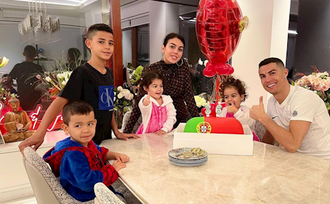 Ronaldo tri ân người hâm mộ khi bước sang tuổi 36