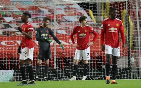 Ferdinand thẳng tay loại MU khỏi cuộc đua vô địch NHA mùa này