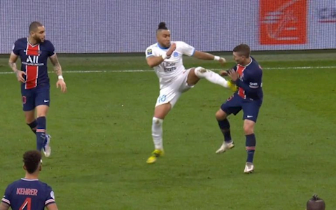 Dimitri Payet nhận thẻ đỏ vì tung cước thổi bay Verratti
