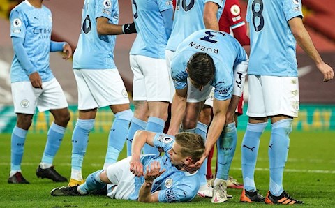 Siêu hài: Ruben Dias nắm đầu đồng đội ‘lôi xềnh xệch’ để xếp rào