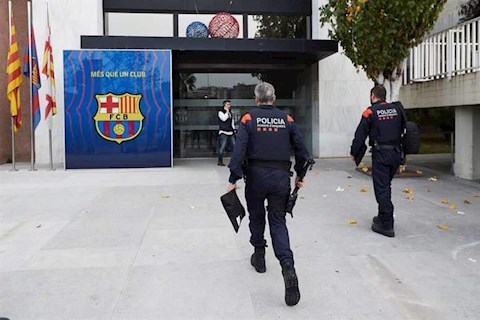 NÓNG: Cảnh sát khám xét trụ sở của Barca