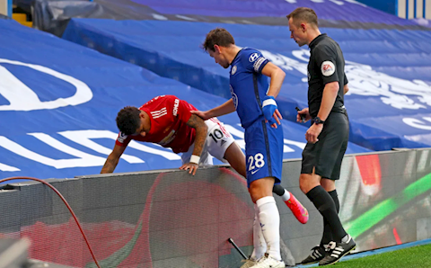 Mải đỡ bóng, Rashford ngã sấp mặt vào biển quảng cáo