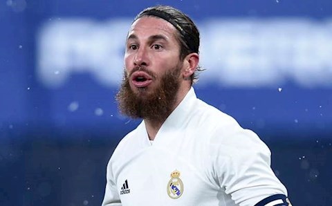 Zidane bực bội khi bị hỏi về tương lai Ramos