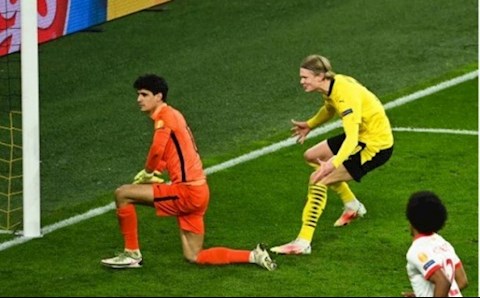 Lập cú đúp trước Sevilla, Erling Haaland vẫn bị NHM chỉ trích