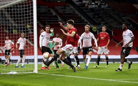 Harry Maguire tấu hài với tình huống bỏ lỡ khó tin