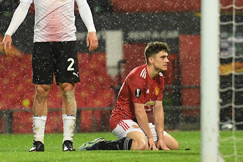 Không kém Maguire, Daniel James cũng sút ra ngoài trước gôn trống