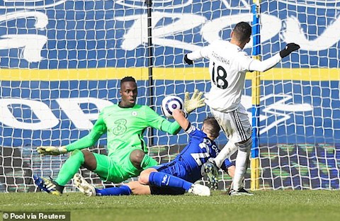 Giúp Chelsea giữ sạch lưới, Edouard Mendy nhận mưa lời khen