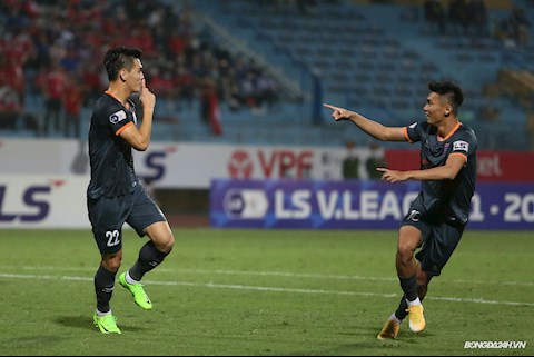 Thêm một siêu phẩm đánh đầu đẳng cấp của Tiến Linh tung lưới Nam Định