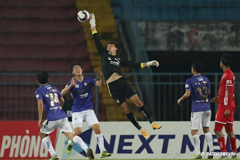 Thủ thành Tấn Trường hóa người hùng trong ngày V-League 2021 trở lại