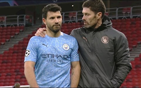 Đòi sang Barca, Aguero bị đồng đội cô lập