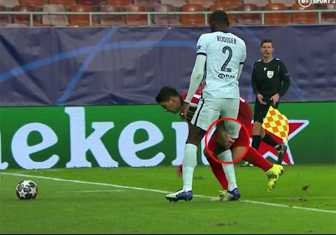 Bị Luis Suarez “véo yêu”, Antonio Rudiger phản ứng thế nào?