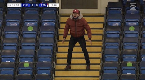 HÀI HƯỚC: HLV Thiago Silva đứng trên khán đài chỉ đạo Chelsea thi đấu