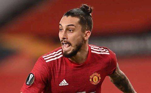 Alex Telles lên tiếng về tương lai ở MU