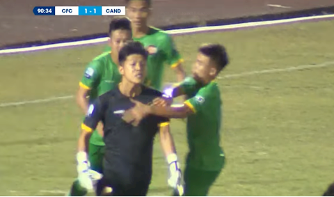 PHẢN CẢM: Thủ môn Cần Thơ trượt cỏ trêu ngươi trọng tài ở giải hạng Nhất