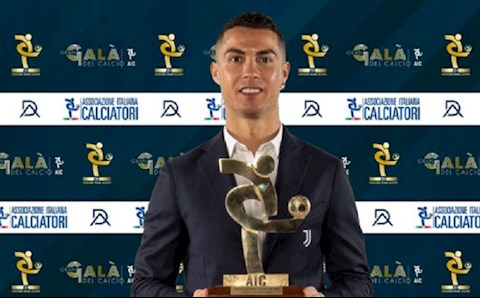 Không lâu sau khi bật bãi khỏi Cup C1, Ronaldo ẵm ngay cú đúp danh hiệu tại Serie A