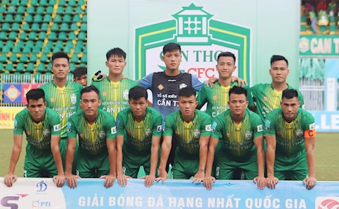 CLB Cần Thơ xử nội bộ thủ môn trượt cỏ khiêu khích trọng tài