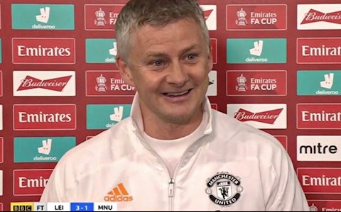 Solskjaer gây sốc khi cười tươi rói sau trận thua Leicester