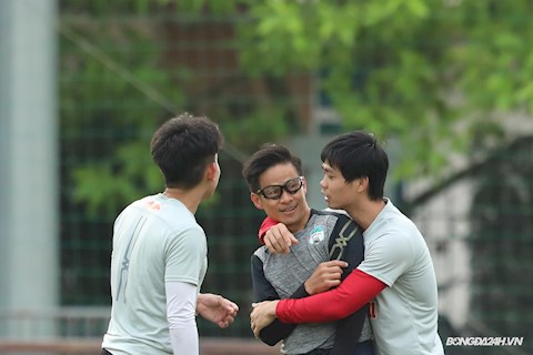 ẢNH: Công Phượng chiếm spotlight trong buổi tập của HAGL với hành động lạ