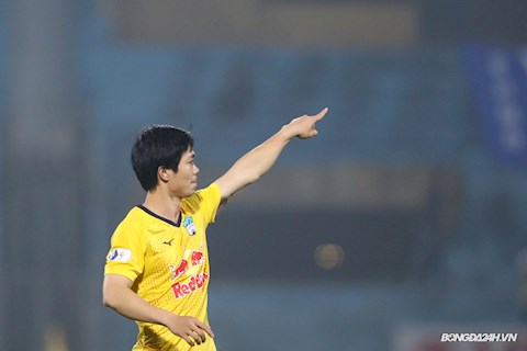 VIDEO: Xà ngang ngăn cản siêu phẩm đá phạt của Công Phượng