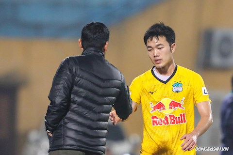 Ấm lòng trước lời động viên của Xuân Trường tới đàn anh sau trận thắng TP.HCM