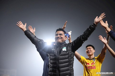 HLV Kiatisuk rời Việt Nam: 6 năm không danh hiệu và mùa V-league 2021 đầy tiếc nuối