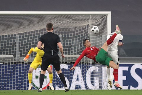Bồ Đào Nha chơi tệ, HLV Santos vẫn hài lòng với Ronaldo