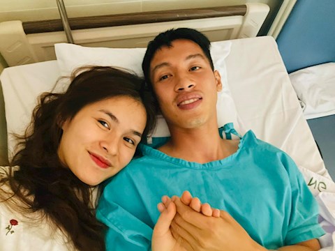 Hùng Dũng khiến vợ không nhịn được cười vì chỉ lo giữ cơ bụng 6 múi