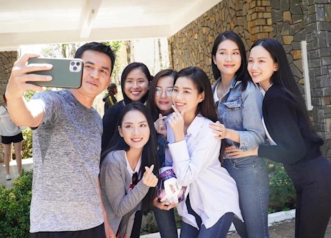 Không ngại chị nhà, Kiatisuk chụp ảnh selfile cùng dàn hoa hậu Việt Nam