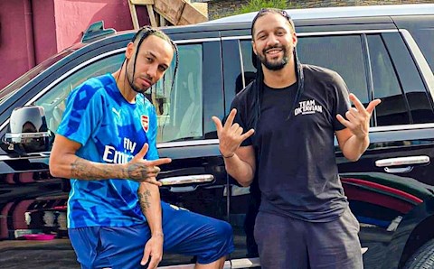 Aubameyang lại khiến Arsenal bất ngờ với kiểu đầu mới