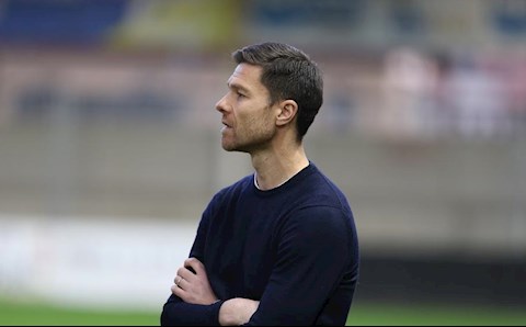 Xabi Alonso gây sốc khi bom Monchengladbach vào phút chót